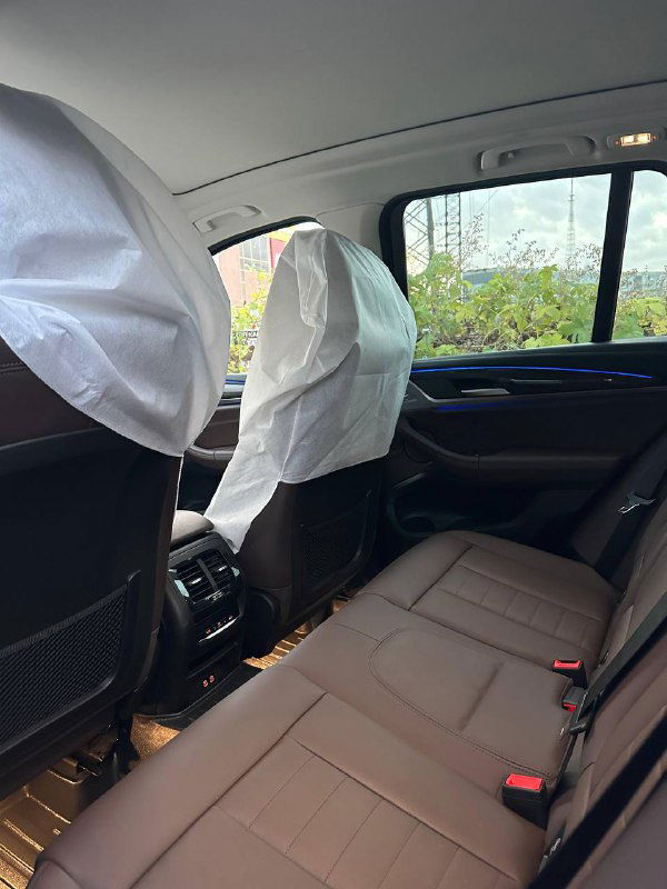 Задние сиденья BMW X3: обивка салона, подголовники и общий порядок в заднем ряду, видна просторность и состояние сидений.