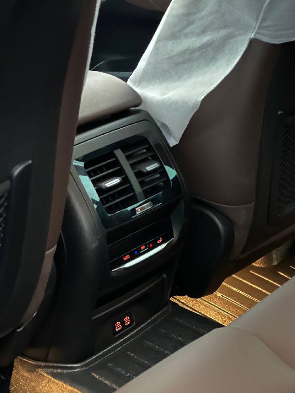 Воздуховоды и панель управления климатом для пассажиров заднего ряда BMW X3 с регуляторами и подсвечиваемыми элементами управления.