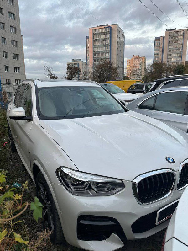 Белый BMW X3 30i xDrive M‑Sport — общий внешний вид автомобиля на стоянке, демонстрация состояния кузова и колёсных арок.
