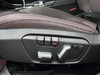 Электрорегулировки переднего сиденья BMW 1‑Series крупным планом: кнопки памяти, регулировки наклона и высоты на боковой панели кресла.