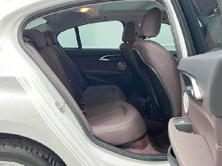 Задний ряд сидений BMW 1‑Series: пространство для пассажиров, кожаная обивка и открытая задняя дверь, вид внутреннего комфорта.