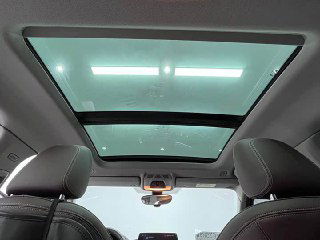 Панорамная крыша BMW 1‑Series, вид из салона на двойное стеклянное окно; фото демонстрирует объём стеклянной площади и люк.