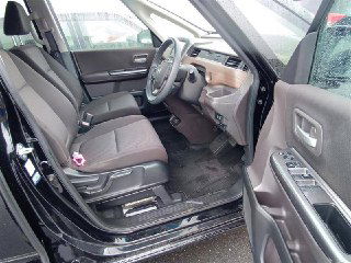 Открытая передняя дверь и водительское место Honda Freed 2021, видны сиденье, дверная обшивка, элементы управления и напольное покрытие салона.