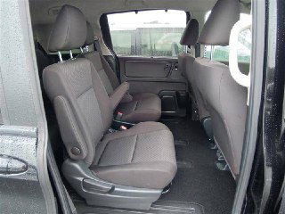 Средний ряд сидений Honda Freed 2021 — двухместный диван, тканевая обивка, вид на проход между рядами и пространство для ног внутри салона автомобиля.