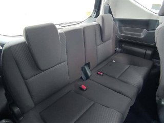 Задний ряд сидений Honda Freed 2021, показаны посадочные места и состояние обивки, фотоснимок сделан на стоянке ярда в Японии в сырую погоду.