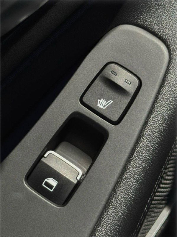 Кнопка подогрева сидений и блок управления стеклоподъёмниками в двери Hyundai Santa Fe — крупный план элементов управления комфортом.