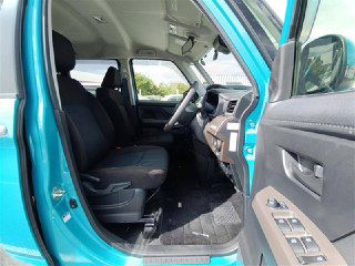 Вид через открытую переднюю дверь Toyota Roomy 2022: место водителя, дверная панель с элементами управления и обивка салона.