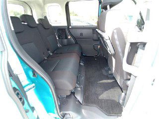 Фотография заднего салона Toyota Roomy 2022: второй ряд сидений, пространство для ног и общий вид пассажирского отделения.