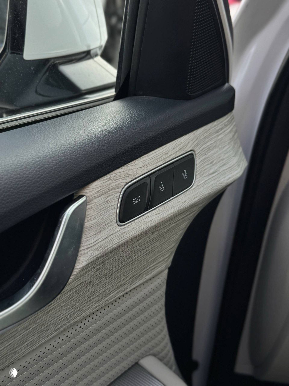 Элемент дверной обивки с кнопками памяти сиденья и панелью отделки в стиле дерева — детальный кадр элементов комфорта.