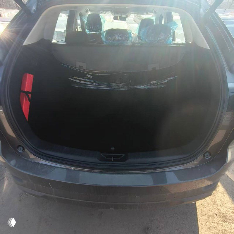 Пустой багажник Mazda CX-5 с защитной плёнкой: внутреннее пространство и упаковка, состояние нового автомобиля перед доставкой.