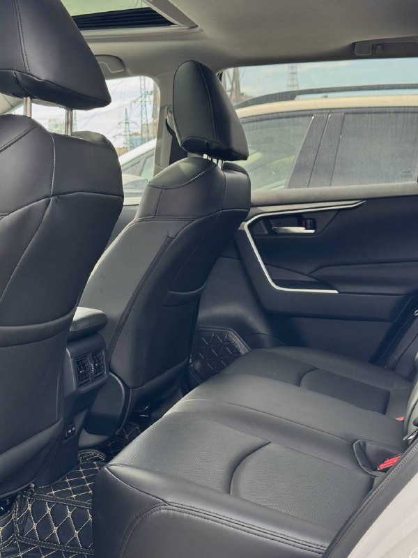 Задний ряд сидений Toyota RAV4, вид на пространство для пассажиров с достаточным запасом места для ног и качественной обивкой кресел.