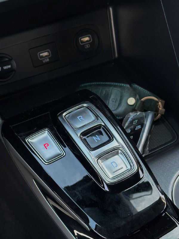 Селектор трансмиссии в Hyundai Sonata 2022 вблизи, размещение клавиш парковки и режимов, виден держатель ключей рядом с консолью.