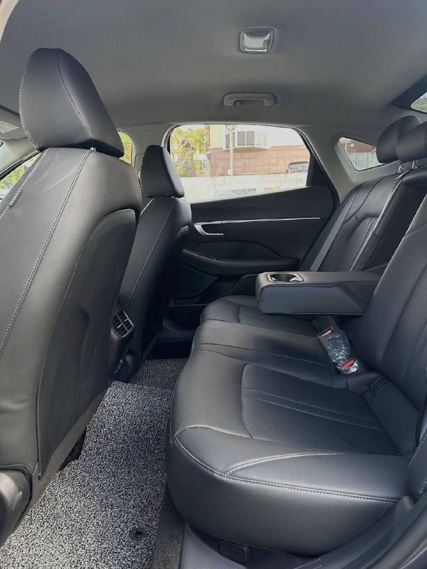 Задние сиденья Hyundai Sonata 2022: кожа чёрного цвета, откидной подлокотник и вид на пространство для пассажиров с небольшим пространством для ног.