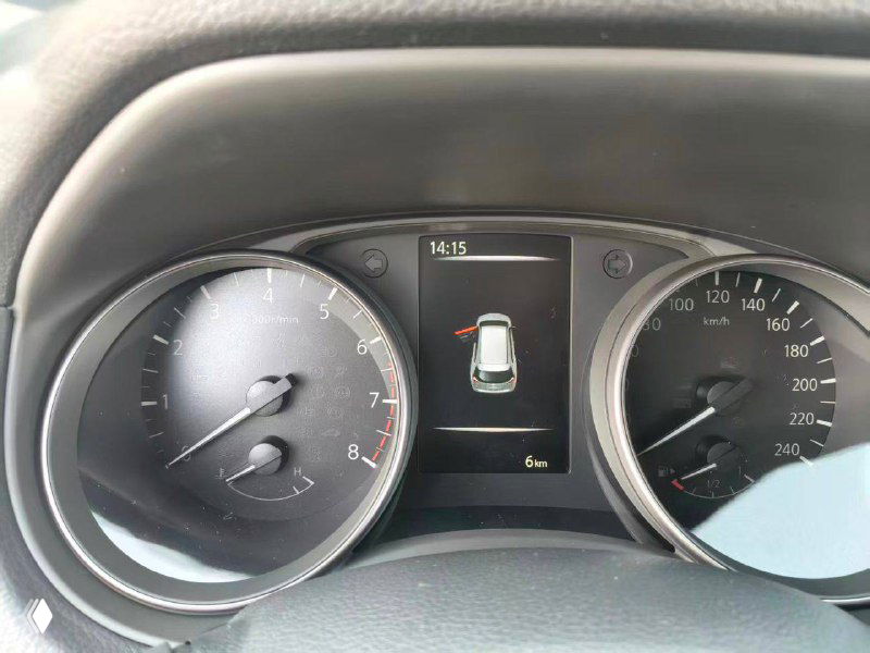 Комбинация приборов Nissan X‑Trail: спидометр, тахометр и цифровой дисплей — фото панели приборов нового автомобиля.