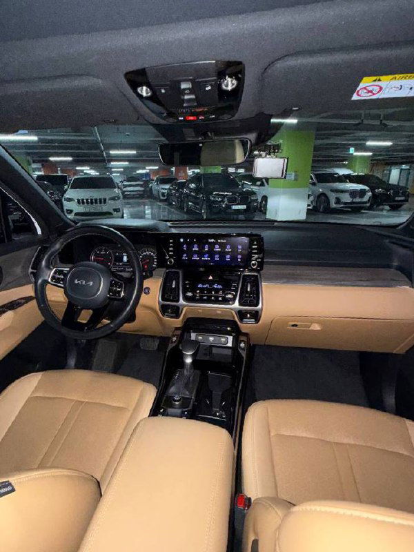 Интерьер KIA Sorento: передняя панель, мультимедийный экран и руль, бежевые кожаные сиденья и центральная консоль