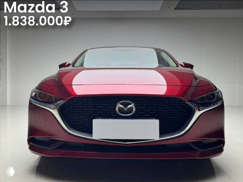 Mazda 3 бордового/красного цвета, фронтальный вид в салоне; крупный план решётки и капота, цена в посте 1.838.000₽ и состояние без окрасов.