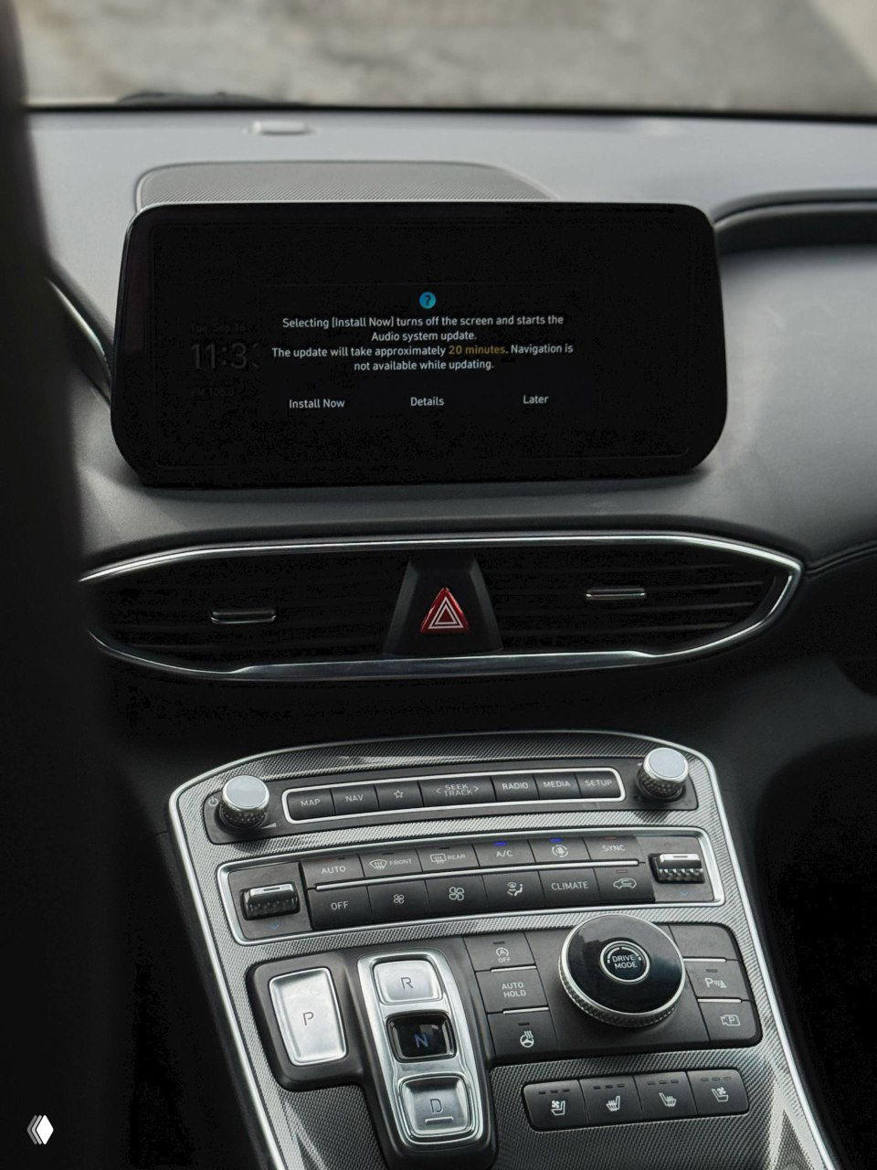 Центральный дисплей и воздуховоды на торпедо Hyundai Santa Fe, на экране уведомление об обновлении системы мультимедиа, интерьер в высоком качестве.