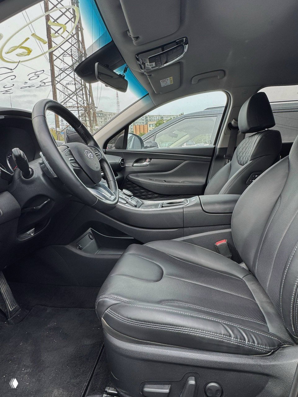 Переднее пассажирское сиденье Hyundai Santa Fe в кожаной отделке с детальной прострочкой, вид салона и дверной карты, аккуратный интерьер.