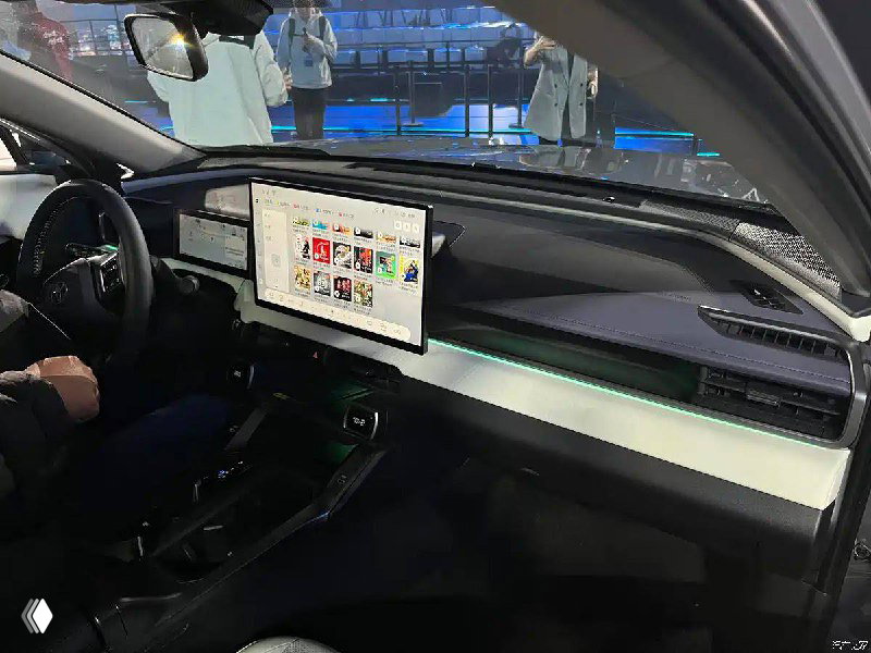 Салон нового Toyota RAV4 с 15-дюймовым экраном медиасистемы на торпедо, вид на консоль и дисплей автомобиля на презентации.