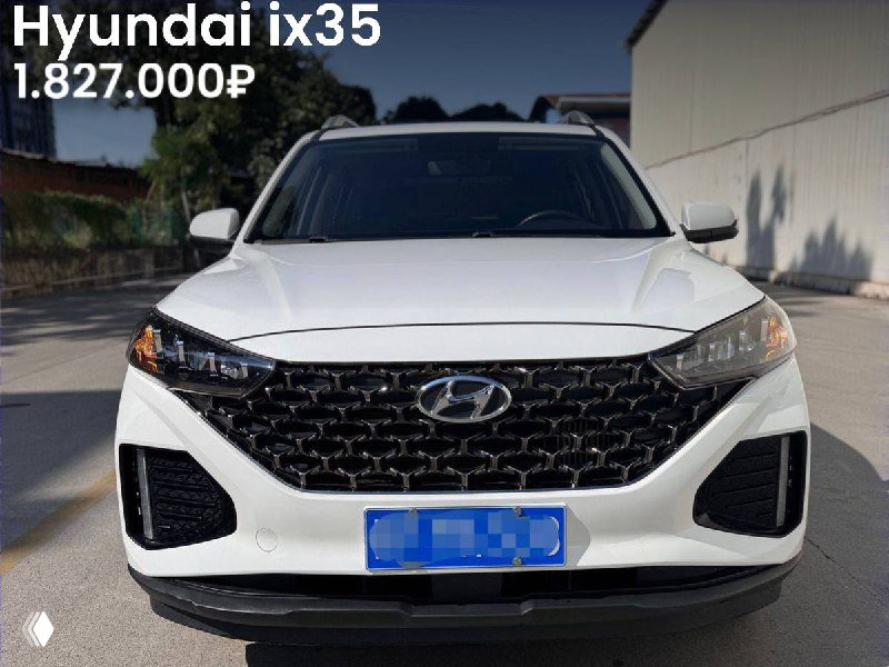 Фотография спереди белого Hyundai ix35 с крупной решёткой и дневными огнями, на изображении указана цена 1.827.000₽ и состояние без окрасов.