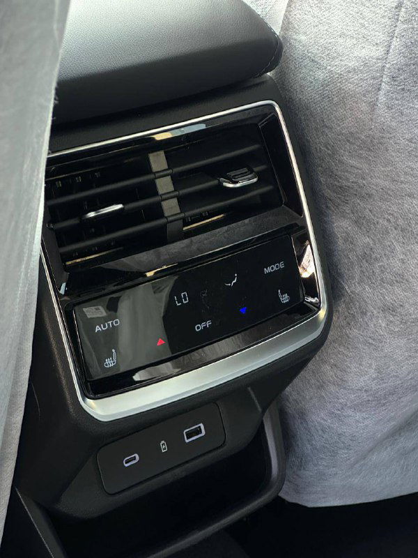 Панель управления климатом для задних пассажиров в Geely Monjaro 2025: сенсорные элементы, USB-порты и воздуховоды на задней части центральной консоли.