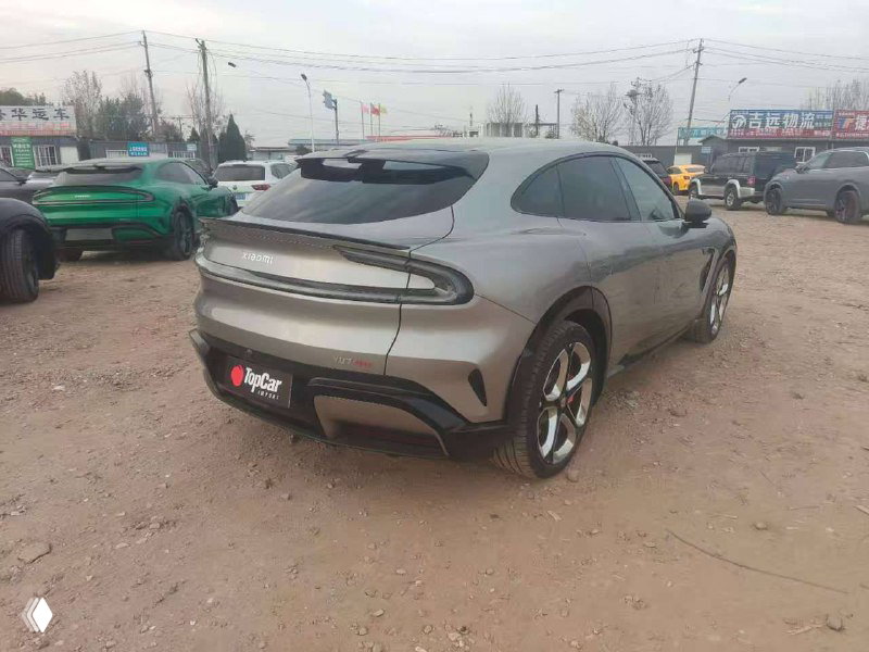 Задний крупный план серого Xiaomi YU7 max: вид сзади, багажная дверь открыта, видна форма фонарей и бампер с эмблемой TopCar.