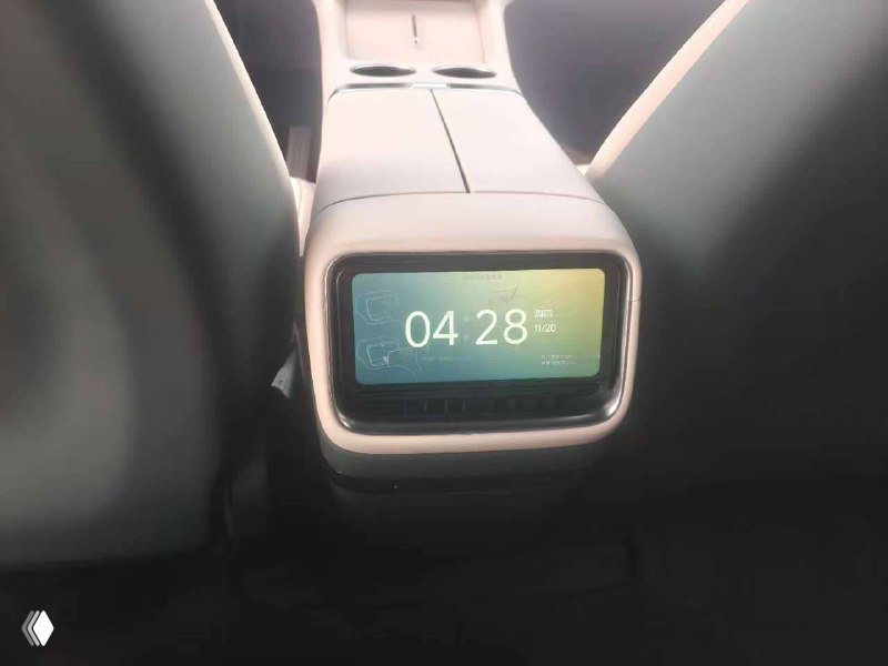 Экран управления в центральной консоли для задних пассажиров в Xiaomi YU7 max, крупный план цифрового дисплея со временем и индикацией.