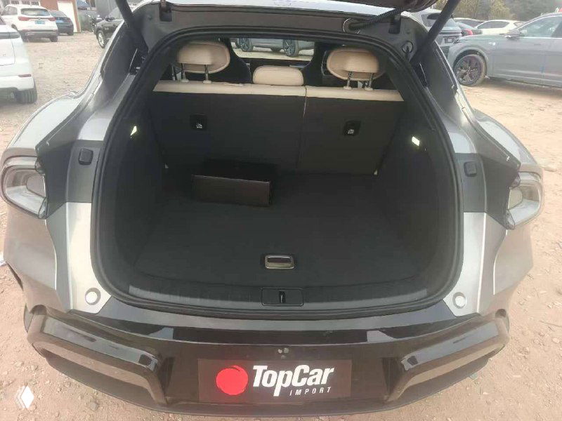 Открытый багажник Xiaomi YU7 max: просторный отсек с ровным полом и заглушкой, виден логотип TopCar на заднем бампере.