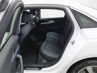 Задняя часть салона Audi A4L: чёрные кожаные задние сиденья, пространство для ног и задние воздушные дефлекторы.