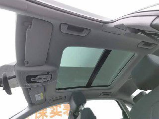 Панорамный люк/шторка салона Audi A4L, вид изнутри вверх на крышу и стеклянную часть люка с сохранённой отделкой.