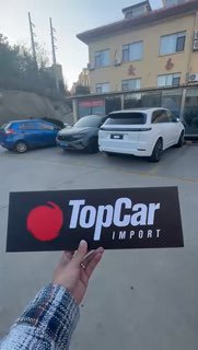 Кадр с визиткой TopCar Import на фоне стоянки в Китае: новые машины 2025 года (Toyota, BYD, Zeekr, Xiaomi) в ряд.