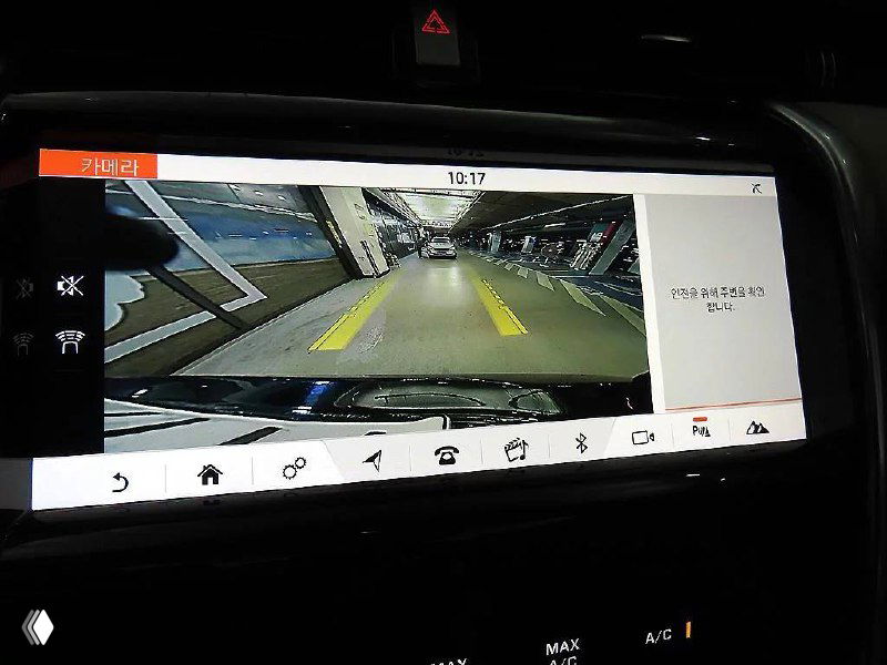 Экран парковочной камеры на центральном дисплее Land Rover Discovery Sport, изображение с камеры заднего вида в гараже или паркинге.