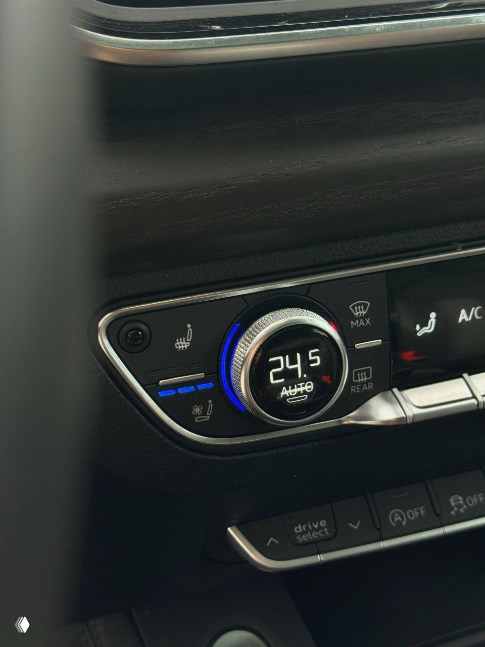 Блок управления климатом в Audi Q5 — контроллер с цифровым индикатором 24.5°C, подсветкой и пиктограммами обогрева сидений и A/C.