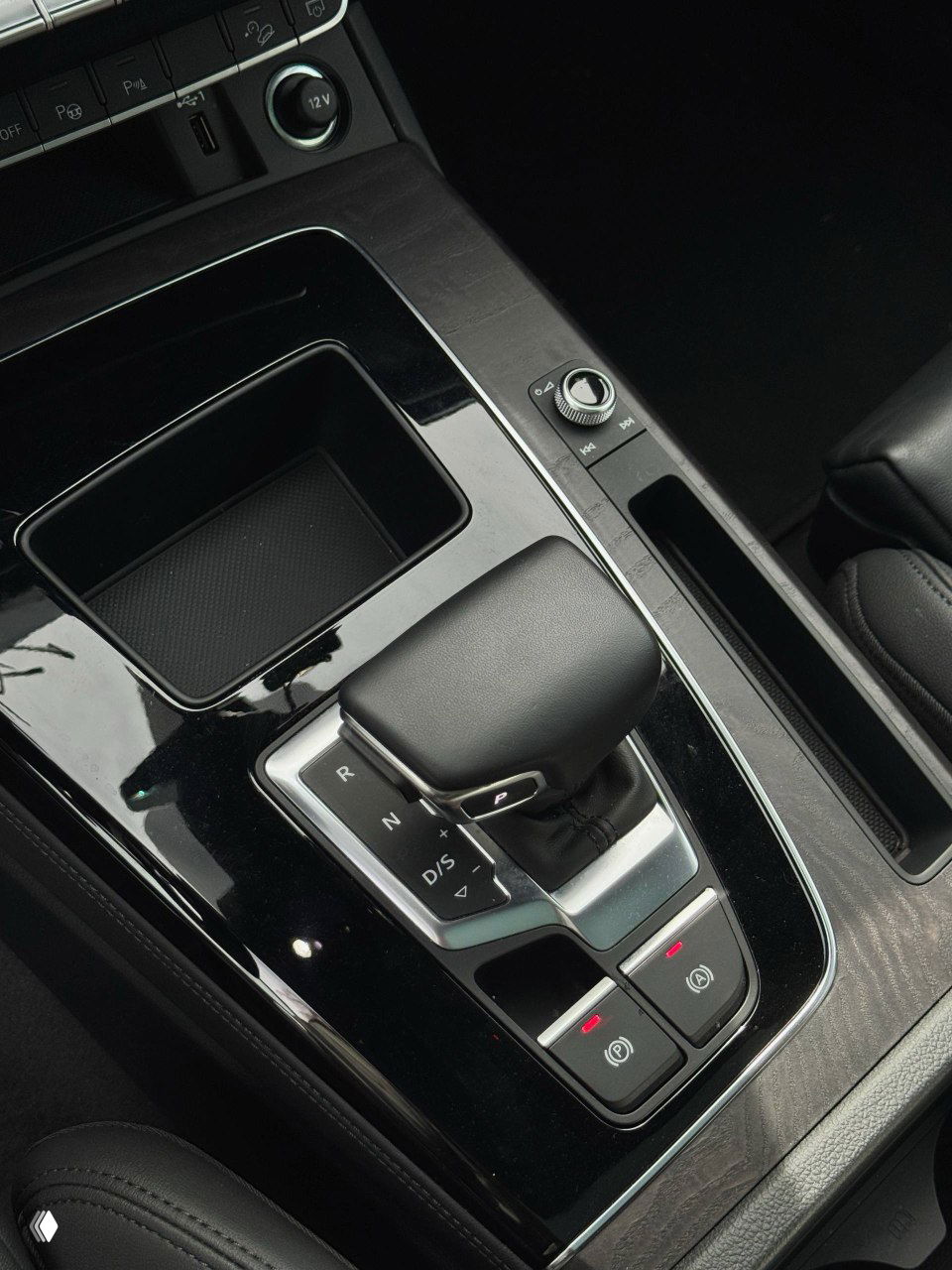 Селектор коробки передач Audi Q5 — крупный план центрального тоннеля, селектор в положении и элементы управления рядом.