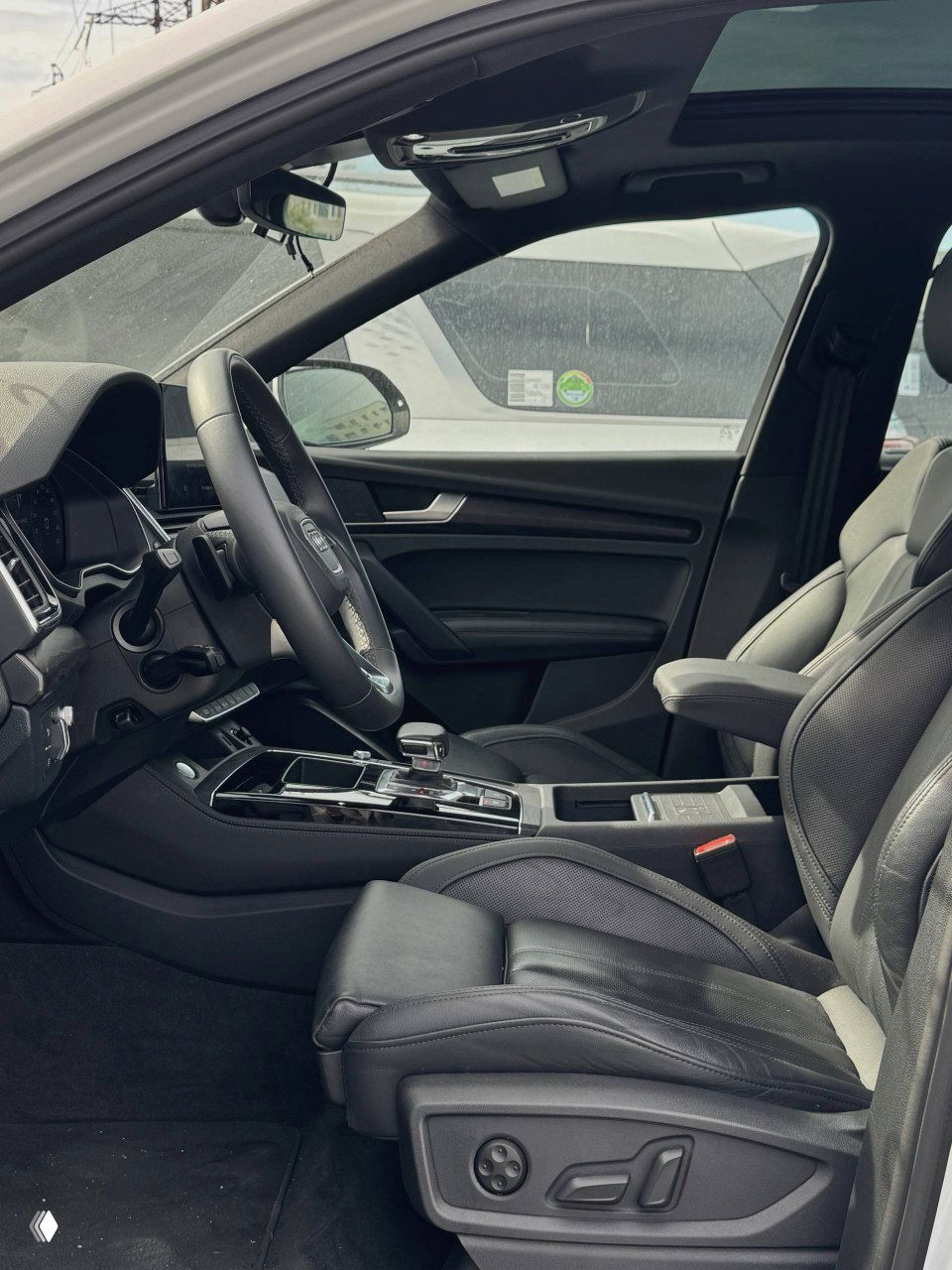 Вид салона Audi Q5 со стороны пассажира — передние сиденья с электрорегулировкой, панорамная крыша и общее состояние обивки.