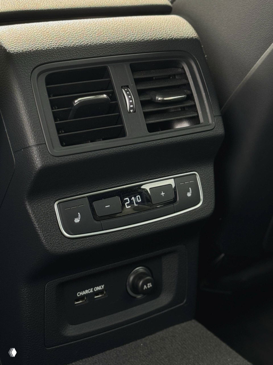 Задняя панель с дефлекторами и блоком управления климата для задних пассажиров, видны USB-порты и розетка 12V рядом вниз по центру.