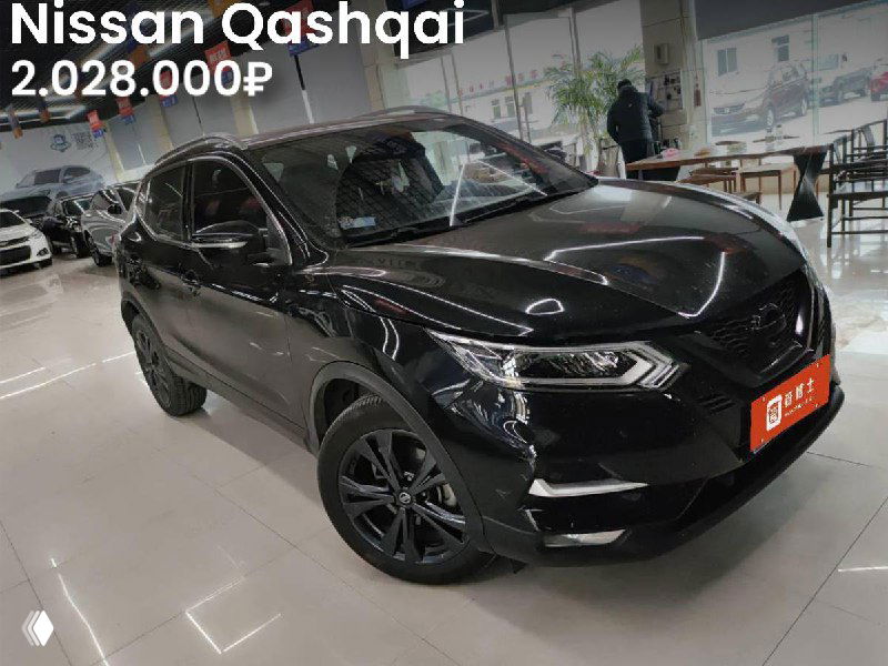 Чёрный Nissan Qashqai 2022 года в автосалоне, трёхчетвертной вид автомобиля и указана цена 2.028.000₽.
