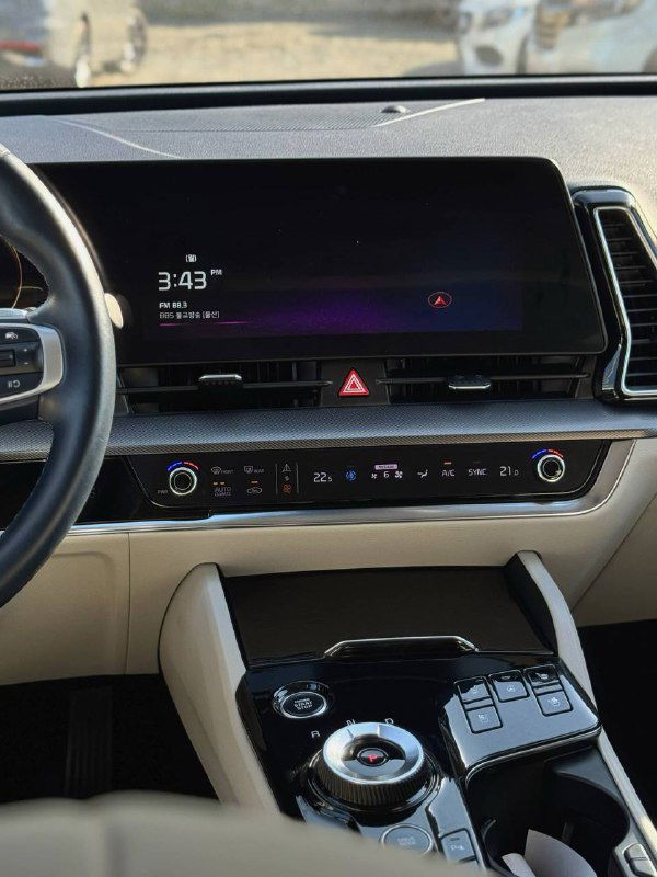 Центральная мультимедийная панель и экран KIA Sportage — интерфейс на дисплее, кнопки управления климатом и состояние торпедо.