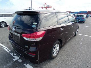 Toyota Wish 2011 — вид сзади и под углом; задняя дверь и фон порта видны чётко, регистрационные знаки отсутствуют, общий вид состояния кузова.