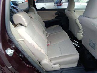 Задний ряд сидений Toyota Wish 2011 — чистые складные сиденья, видно пространство для ног и состояние обивки в целом.