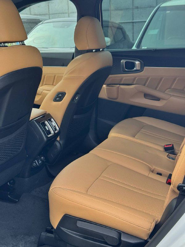 Задние сиденья и пространство для пассажиров KIA Sorento 2022 — вид на раскладку кресел, подголовники и ножной простор для пассажиров.