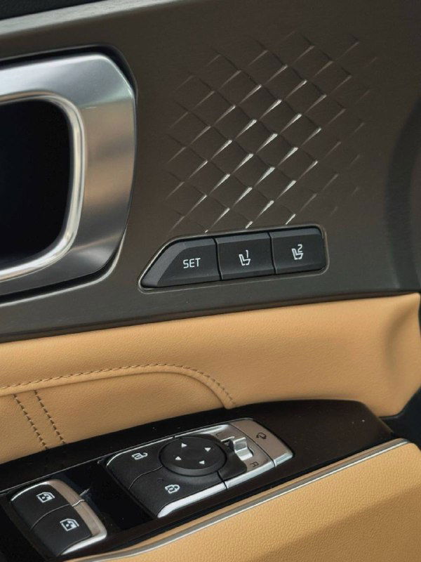 Блок кнопок памяти сидений и органы управления на дверной панели KIA Sorento 2022 — демонстрация удобств и отделки дверей.