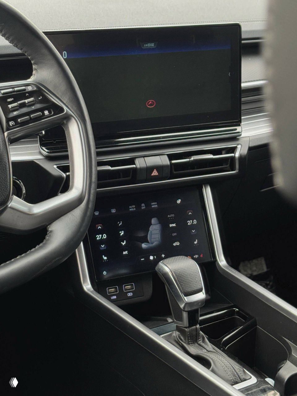 Панель приборов и центральный дисплей SsangYong Torres: большой экран мультимедиа и панель управления климатом в салоне.