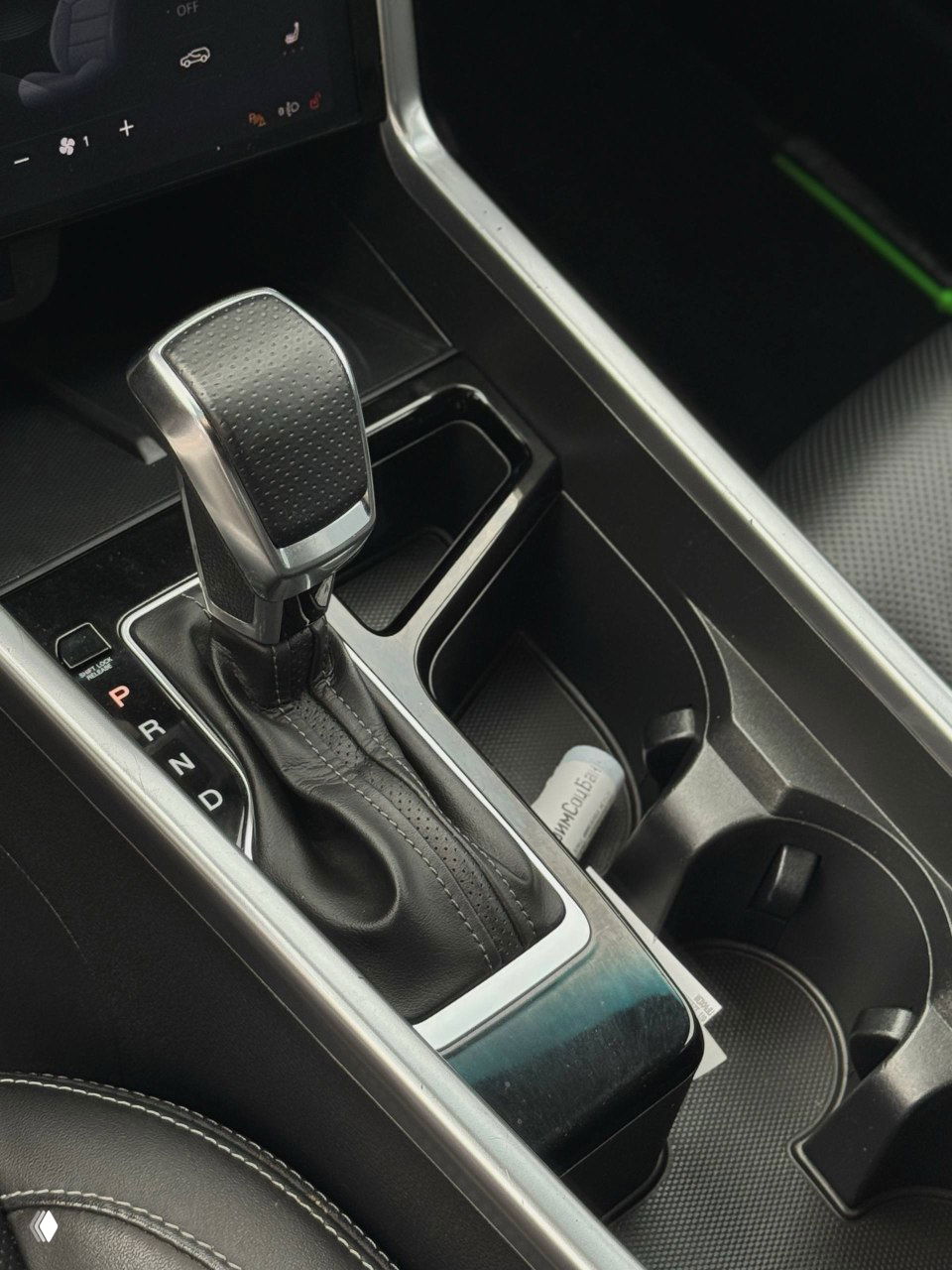 Рычаг АКПП и центральный тоннель SsangYong Torres: детальное фото селектора передач, подстаканников и отделки интерьера.