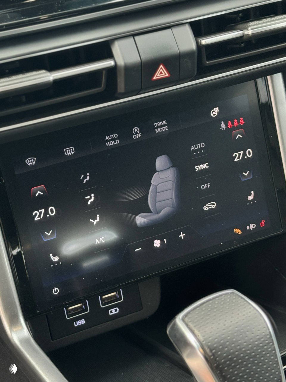 Экран управления климатом в SsangYong Torres с отображением температуры и режимов сидений, два USB‑порта под дисплеем.