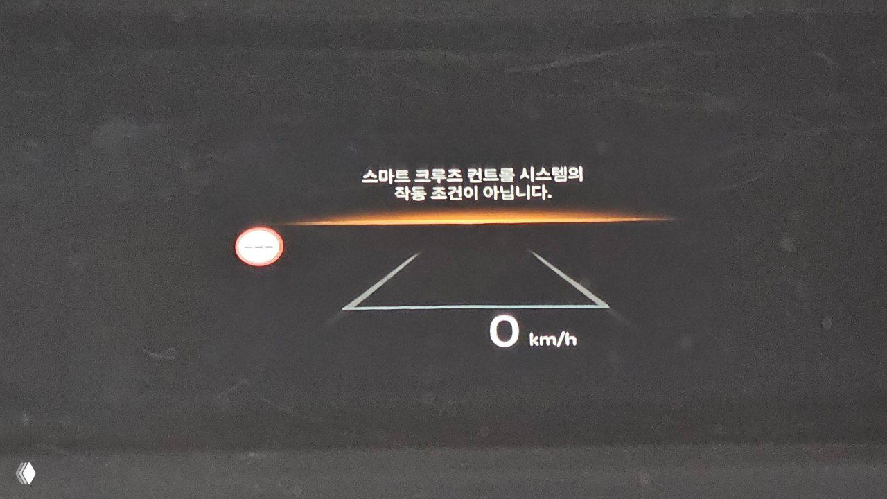 Проекционный или цифровой индикатор с режимами круиз-контроля и скоростью 0 км/ч на Hyundai Tucson 2025; крупный план отображения приборов в корейской локализации.