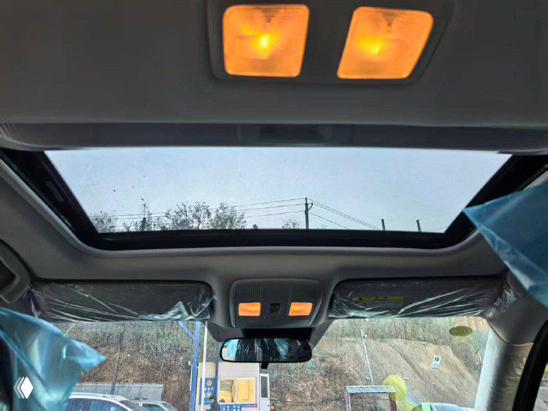 Панорамная крыша Mazda CX-5 2025: вид вверх из салона, стеклянный люк и потолочные плафоны освещения в нейтральном дневном тоне.