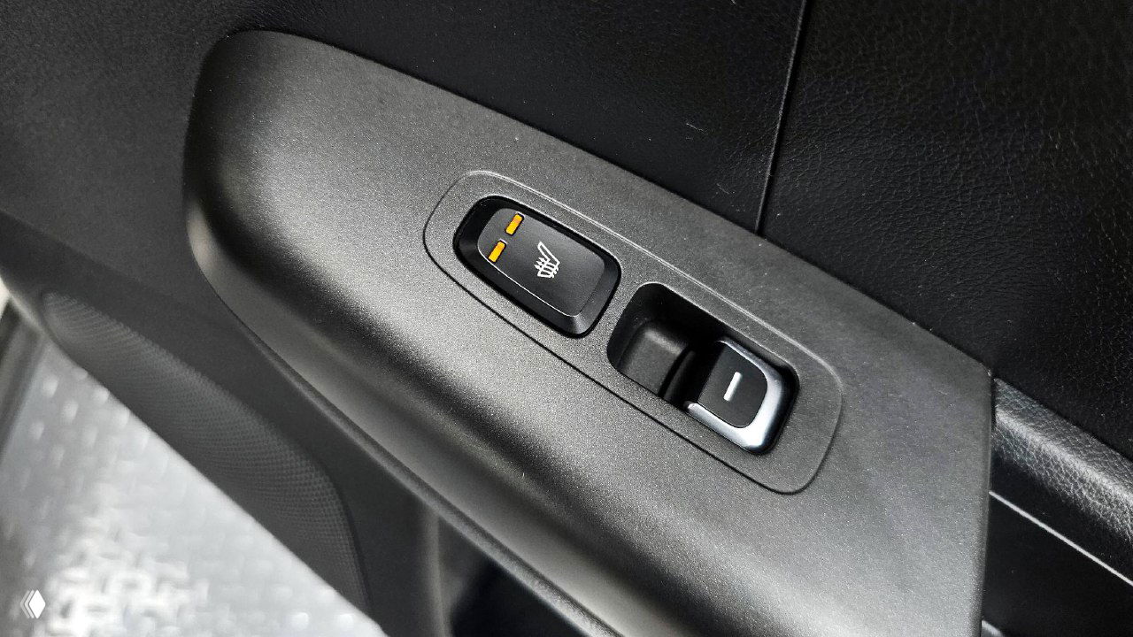 Крупный план кнопок обогрева и управления на двери KIA Sportage, чёткое изображение состояния кнопок и ручки двери — для оценки эргономики.