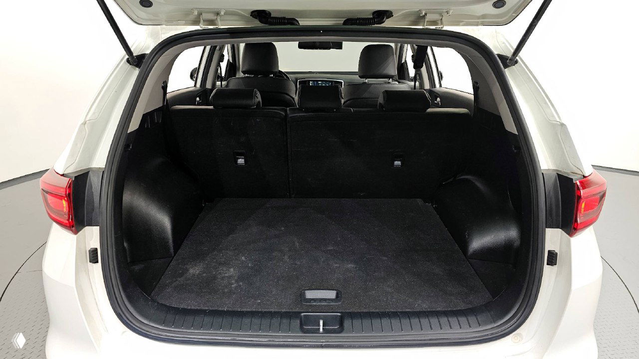 Открытый багажник KIA Sportage: ровное пространство грузового отделения, вид на пол багажника и состояние обивки — фото полезно для оценок вместимости.