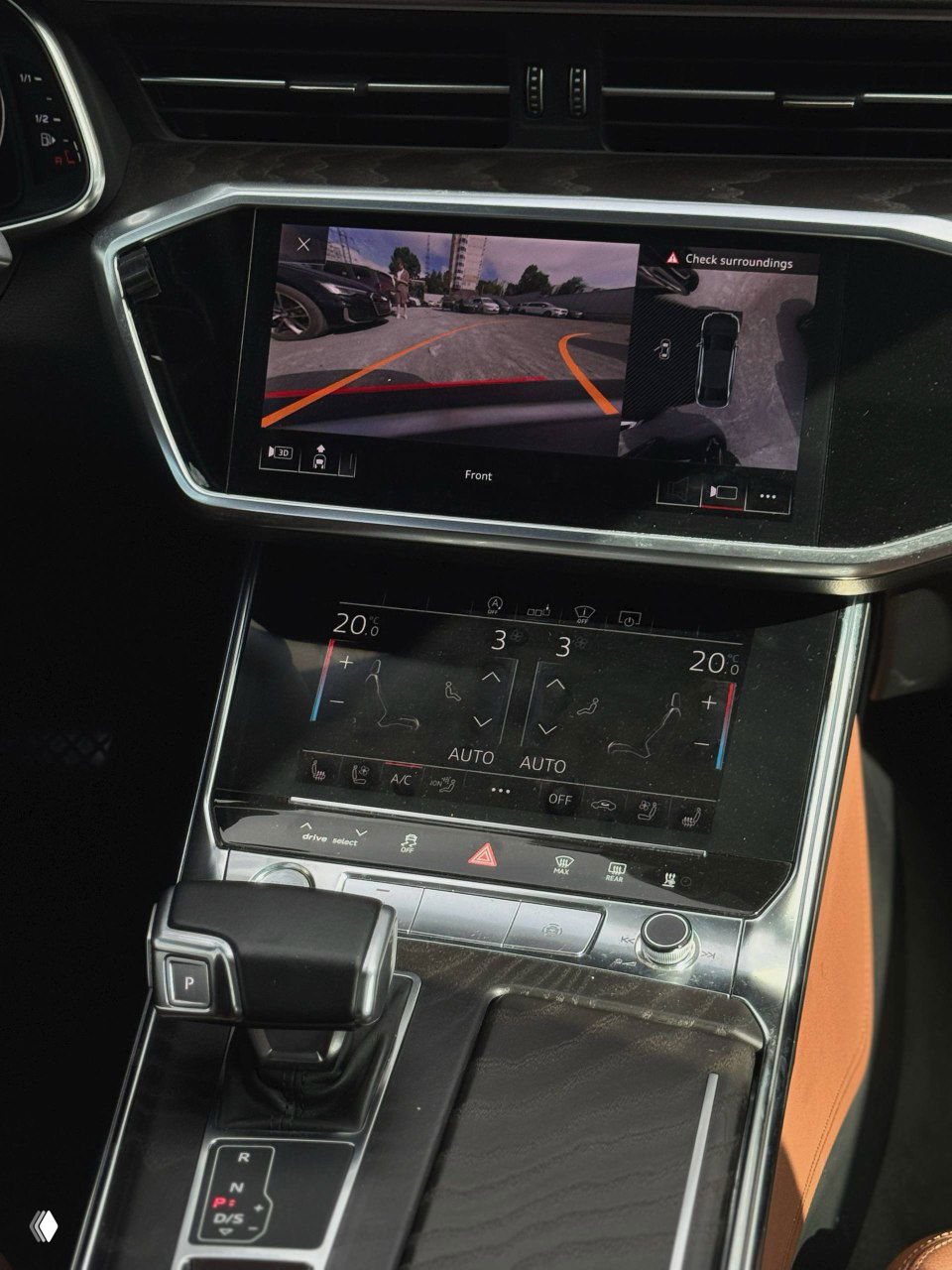 Информационно-развлекательный дисплей и сенсорная панель климат-контроля Audi, показаны камеры и настройки климатической зоны.